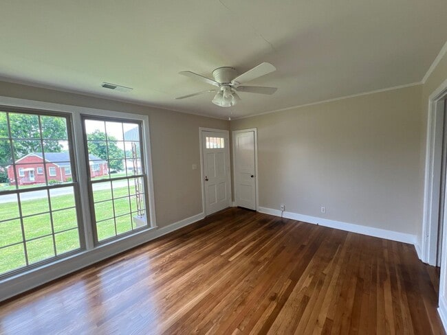 Foto del edificio - 2323 Sweetwood Rd
