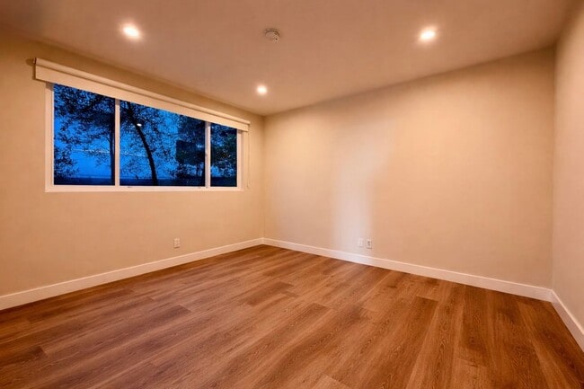 Building Photo - 1427 N Vista St