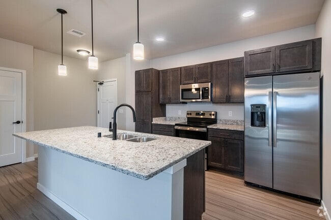 4BR, 2BA - 1288 - 500 N Tratt St