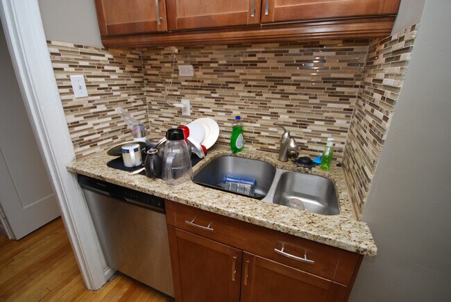 Building Photo - 120 Goulburn Av