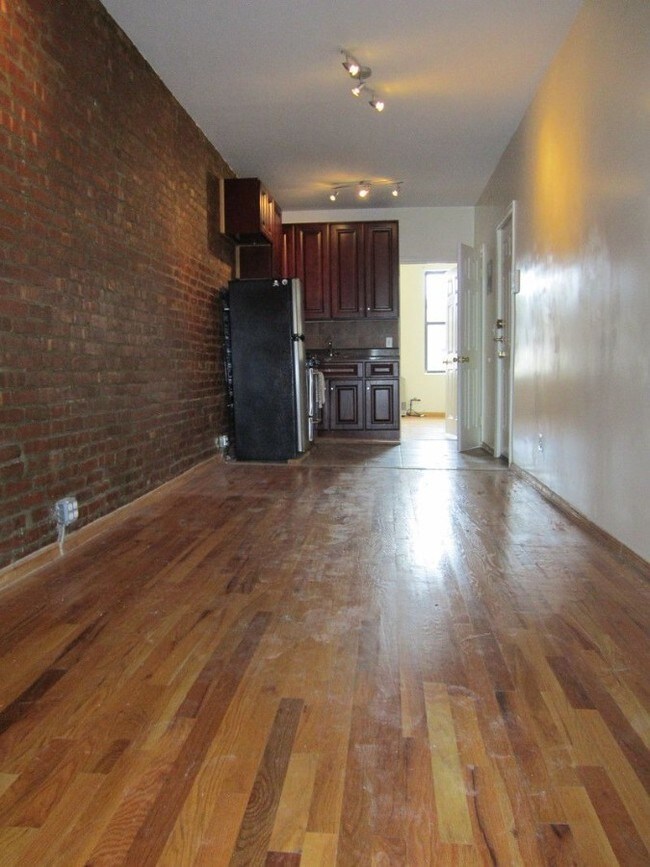 Building Photo - 556 Grand St