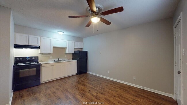 Building Photo - 500 Foch Street Unit 12