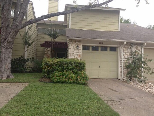 Foto del edificio - 512 Eberhart Ln