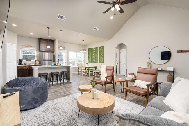 Building Photo - 117 Lightning Bolt