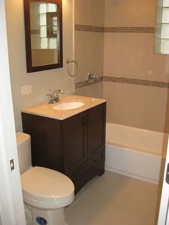 Building Photo - Charming 2-Bed Hardwood Haven in Chicago's Vibrant West Side!