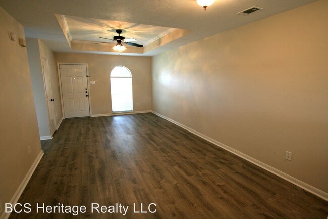 Building Photo - 901 Camellia Ct