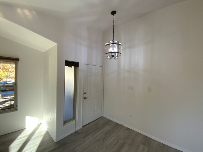 Foto del edificio - 4 Bedroom Single Story Home Available in C...