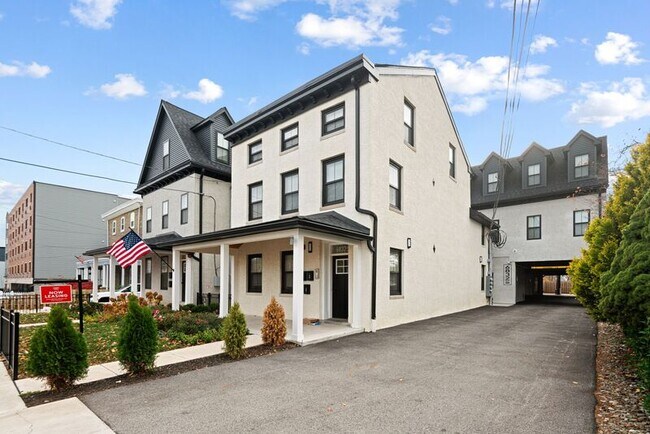 Foto del edificio - 6832 Ridge Ave