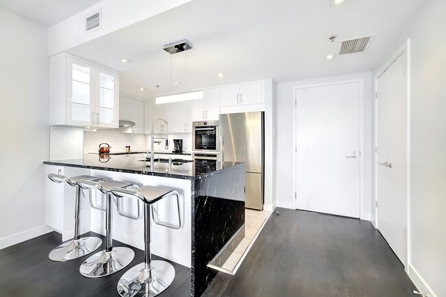 Building Photo - 905 Av. Plymouth