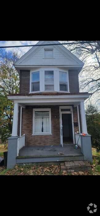 Building Photo - 719 Seneca St