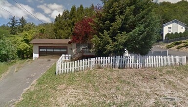 Building Photo - 1113 NE Grandview Dr