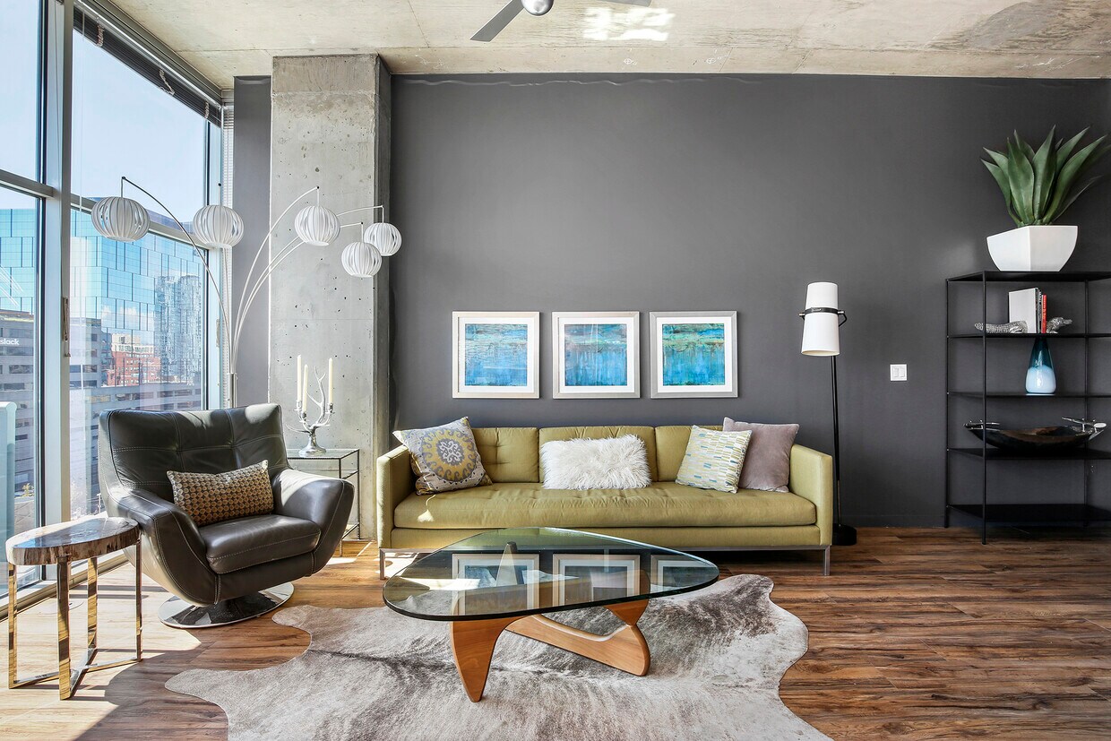 Área de estar - 1700 Bassett St