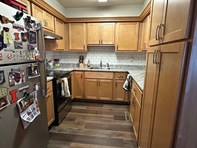 Foto del edificio - 710 E Main St