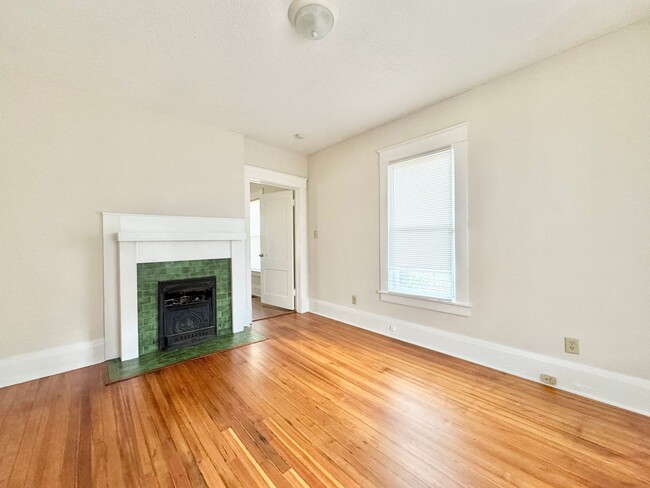 Foto del edificio - Spacious 3 Bedroom Duplex Convenient to Do...