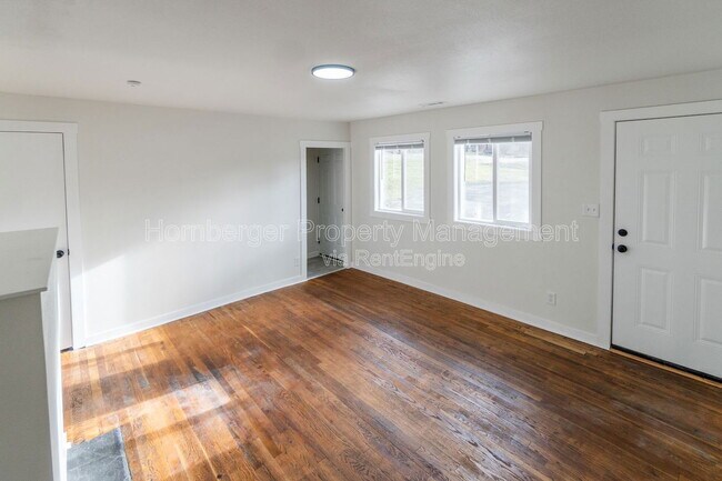 Foto del edificio - 1909 S Garden Springs Rd