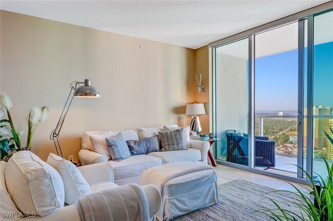 Foto del edificio - 3000 Oasis Grand Blvd