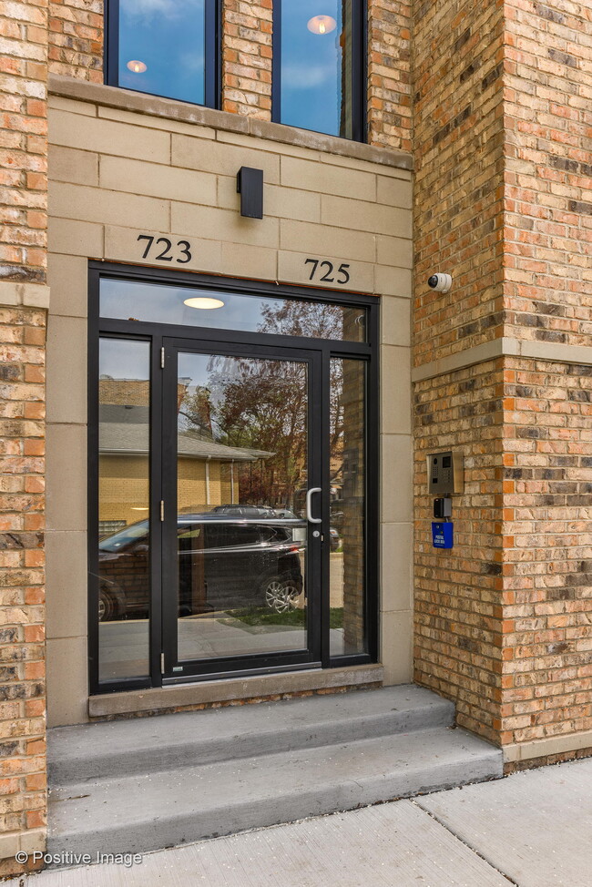 Building Photo - 723 W 34th St