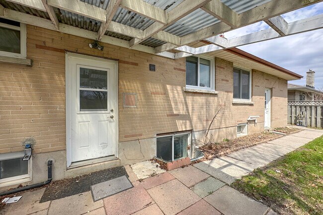 Photo du bâtiment - Contemporary 2-Bedroom, 2-Bath Legal Apartment for Rent in Oshawa