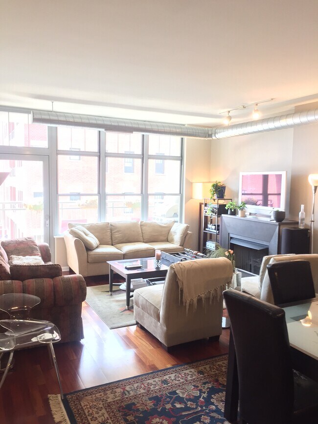 Family Room - 1200 W Monroe St