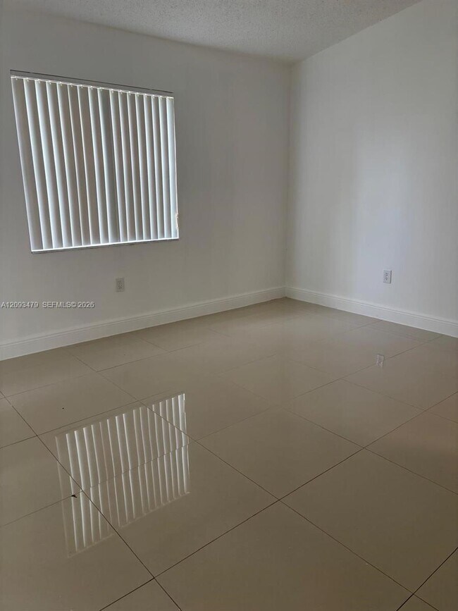 Foto del edificio - 815 NE 213th Terrace