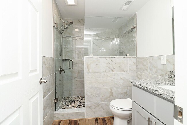Foto del edificio - Beautifully Renovated Downtown Basement Ap...