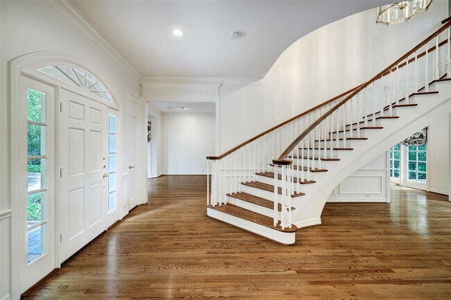 Building Photo - 414 Little John Ln