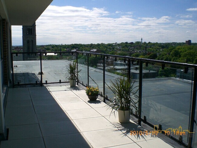 Building Photo - 3 bed 2 bath in Mission Hill PERFECT APT!!!!