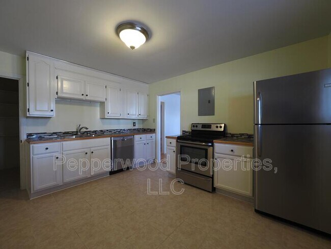 Building Photo - 400 Hampton Dr