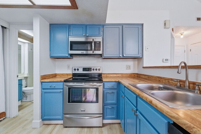 Building Photo - 6076 Gunbarrel Ave
