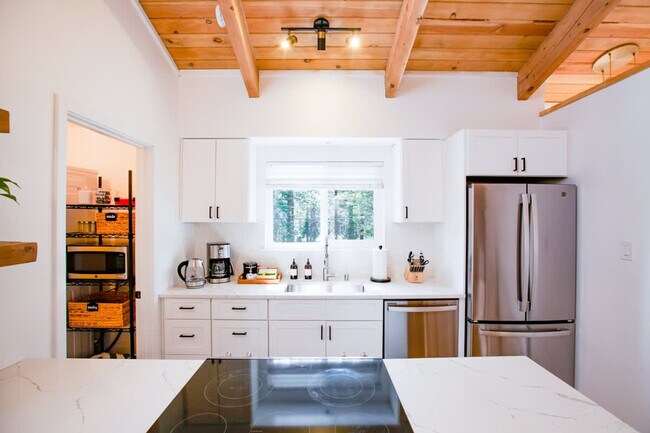 Building Photo - 321 Ski Way