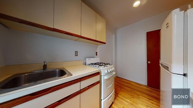 Building Photo - 415 E 73rd St