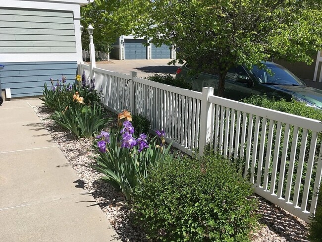 Building Photo - Bright & Cozy 2BD/2BA Townhome in Meadowvi...