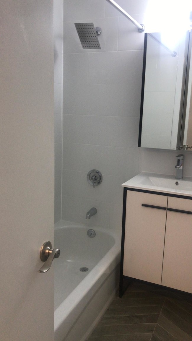 Foto del edificio - 711 Seagirt Ave