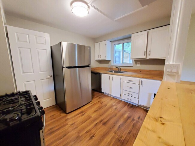Building Photo - 105A Lucinda Dr