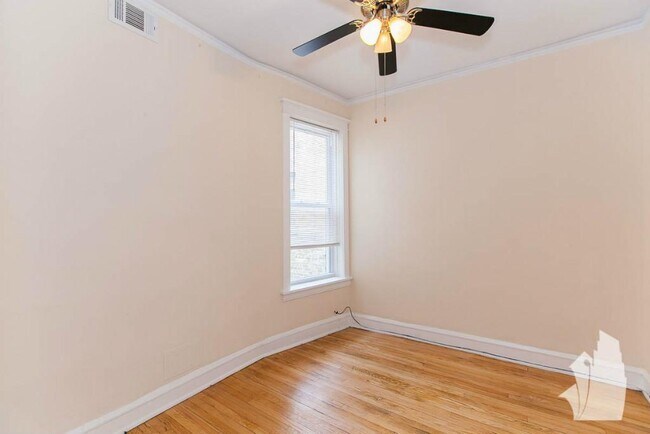 Building Photo - 3056 N Greenview Ave