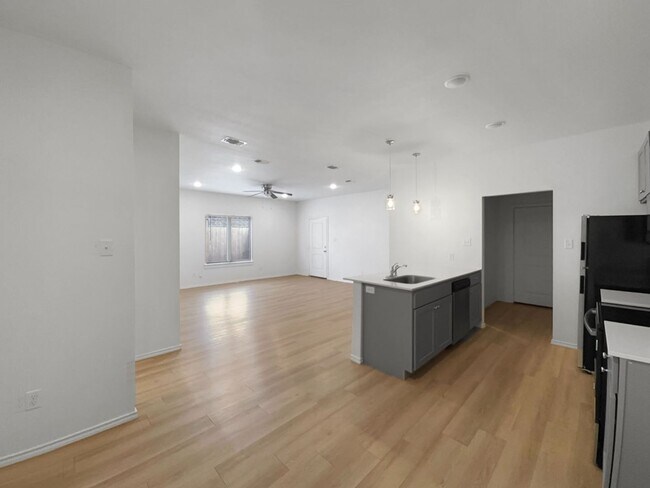 Building Photo - 5707 Kemper St