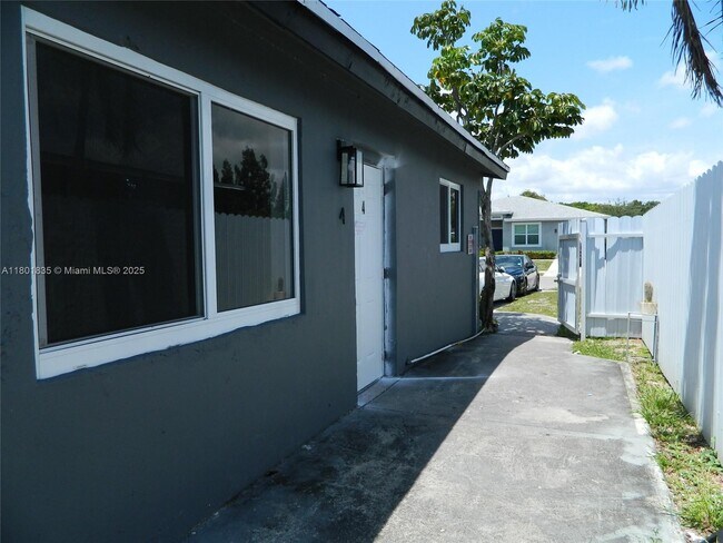 Building Photo - 2620 NW 18th Terrace