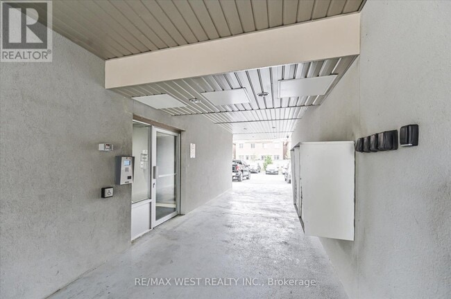 Building Photo - 3865 Major Mackenzie Dr W