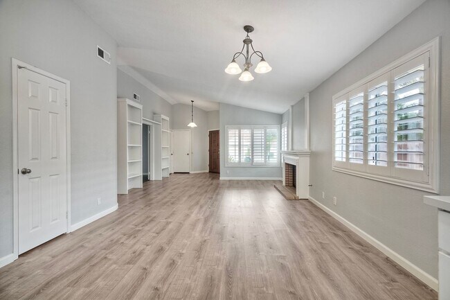 Building Photo - 3750 Via Del Rancho