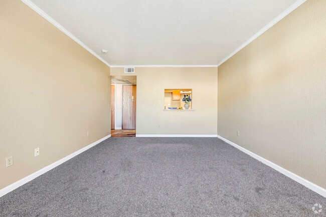 Vista desde la sala de estar hacia la puerta FRont - Lodi Commons Senior Living