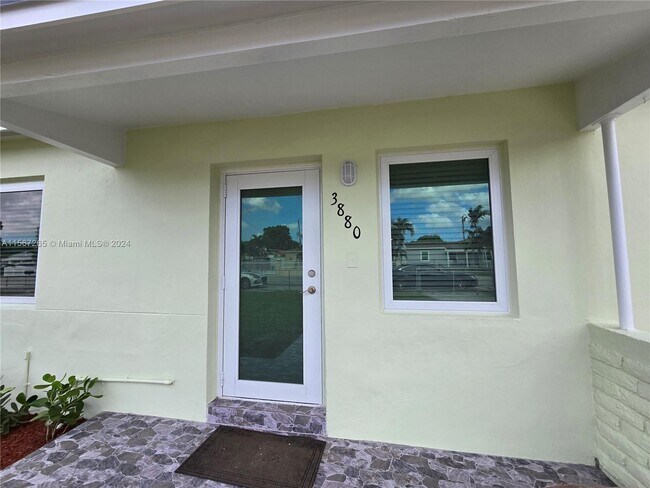 Building Photo - 3880 E 8th Ct