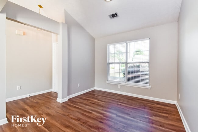 Building Photo - 2372 Hillvale Cir