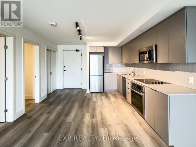 Building Photo - 770 Somerset St W