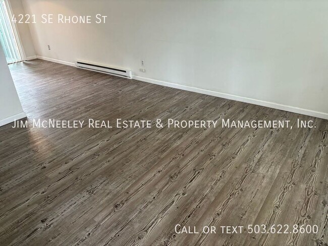 Building Photo - MOVE IN SPECIAL! Two-Level 2 bed/ 1 bath U...