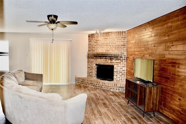 Foto del edificio - 4501 Elm Branch Dr