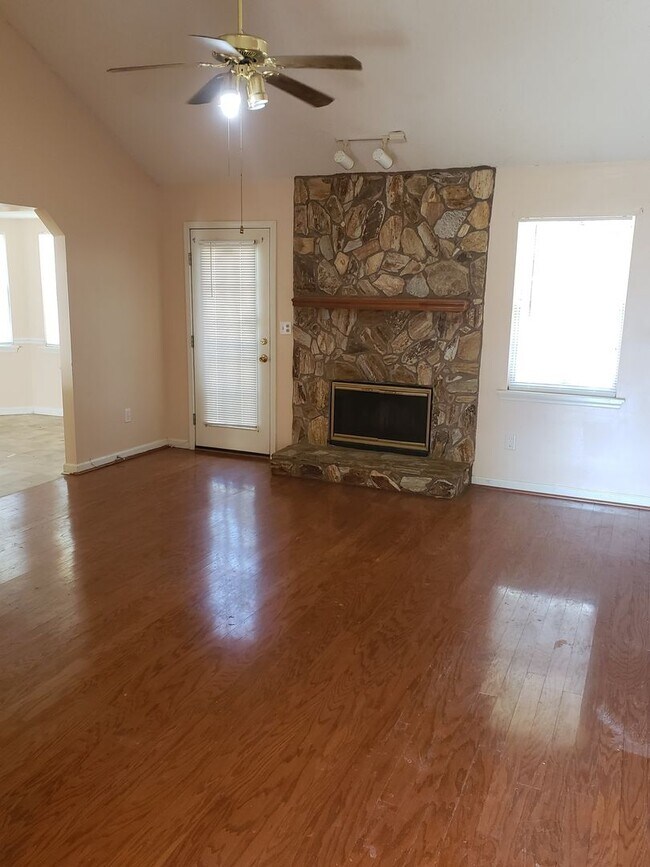Building Photo - 4 Bedrooms