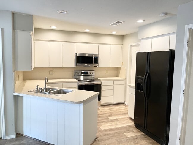 Building Photo - 2201 Canterbury Ct