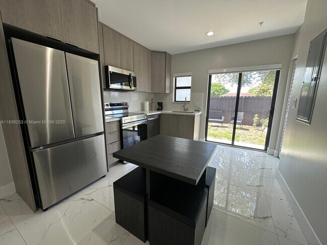 Foto del edificio - 19213 NW 37th Ave