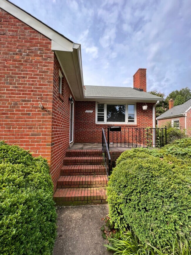 Foto del edificio - Adorable 3 Bedroom House in Malvern Garden...