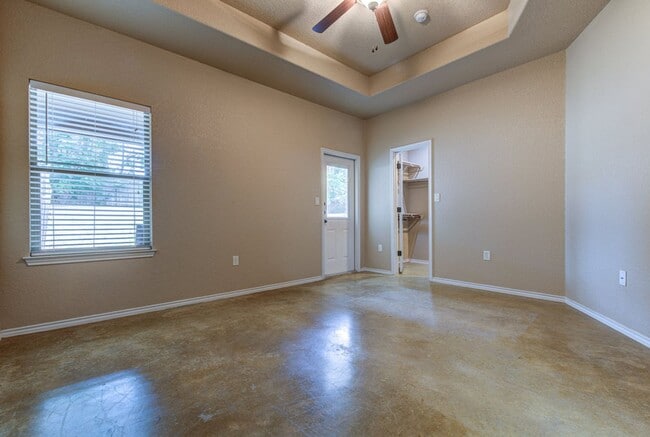 Building Photo - AVAILABLE NOW! Nice 3 Bedroom Duplex locat...